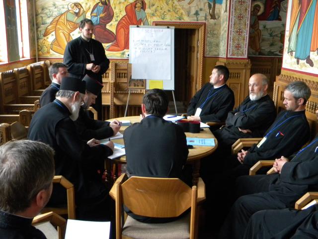 "Şi familia preotului, cu toată soliditatea ei, este aşezată sub o presiune imensă"