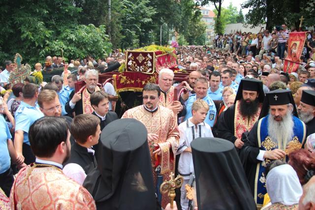 Procesiune cu moaştele Sfântului Ioan cel Nou de la Suceava