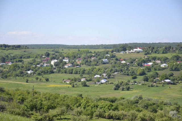 Bisericuţa “cu brâu” din codrii Văculeştilor
