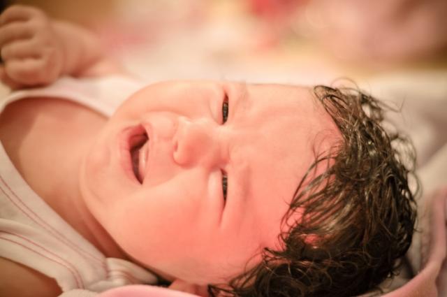 De ce copilul plânge la naştere şi nu râde?