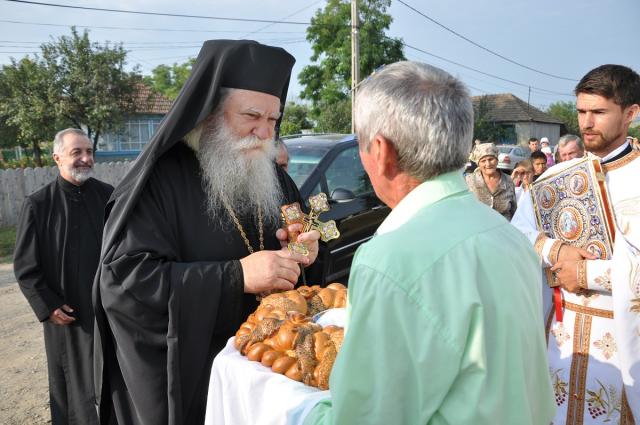 Biserica parohiei Iacobeni, resfinţită de PS Calinic Botoşăneanul