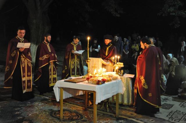 Priveghere de toată noaptea la Mănăstirea Bucium