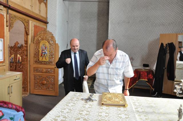 Fiii satului Berezeni, prezenţi la slujba de sfinţire a Bisericii "Adormirea Maicii Domnului"
