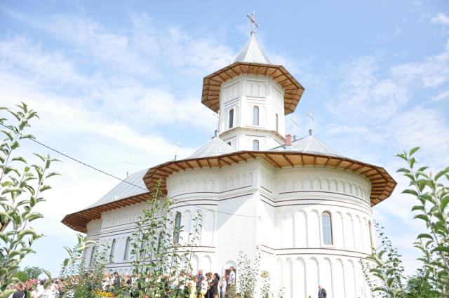 Fiii satului Berezeni, prezenţi la slujba de sfinţire a Bisericii "Adormirea Maicii Domnului"