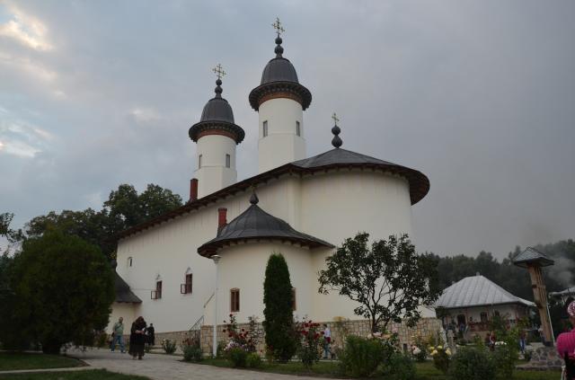 Moaştele Sfântului Cuvios Iosif, aşezate spre închinare la Mănăstirea Văratec