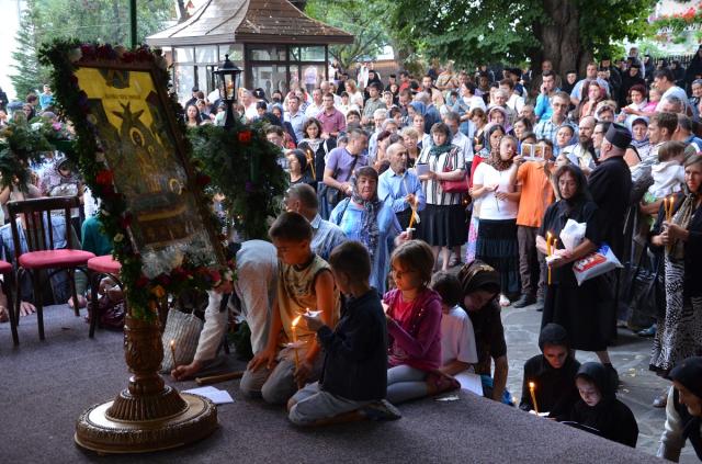 Moaştele Sfântului Cuvios Iosif, aşezate spre închinare la Mănăstirea Văratec
