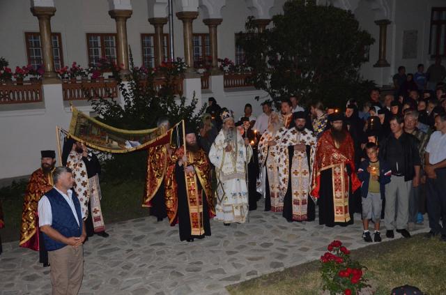 Moaştele Sfântului Cuvios Iosif, aşezate spre închinare la Mănăstirea Văratec