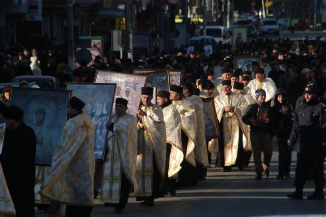 Procesiune în orașul Buhuși în prima zi a anului bisericesc