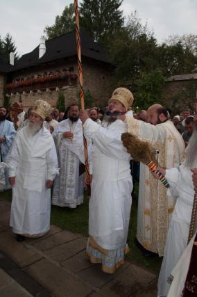 Patru ierarhi au resfinţit Mănăstirea Moldoviţa