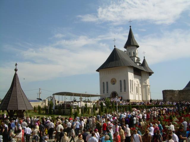 Mii de credincioşi în procesiunea "Drumul Crucii"