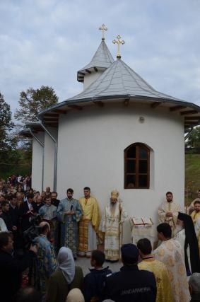 Biserica „Izvorul Tămăduirii” din localitatea Coșula, sfințită de IPS Mitropolit Teofan