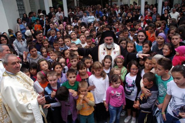 Binecuvântare arhierească pentru sute de copii băcăuani