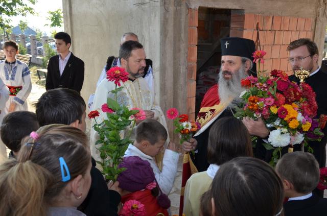 IPS Mitropolit Teofan, în mijlocul credincioșilor din parohia Hîndrești