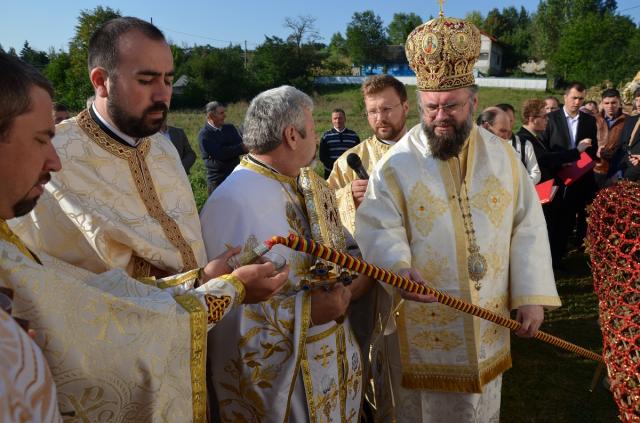 Doi ierarhi la sfinţirea bisericii din Pomârla 2, Dorohoi