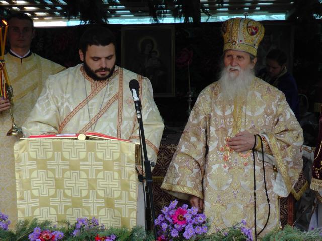 IPS Pimen a târnosit biserica parohiei Grăniceşti 2