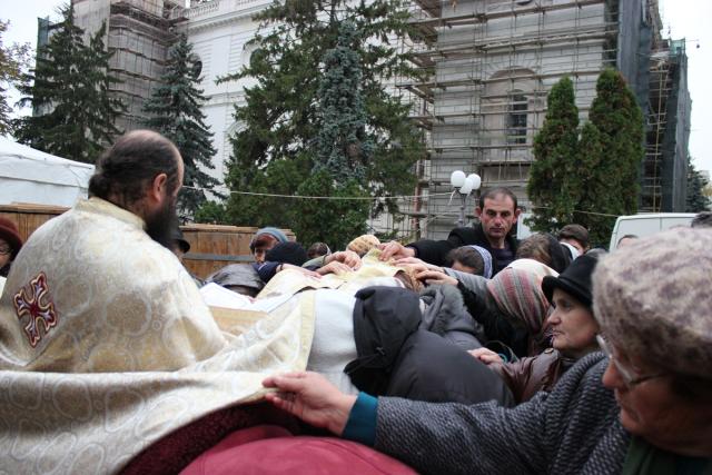 Sfânta Parascheva a ieşit în întâmpinarea pelerinilor