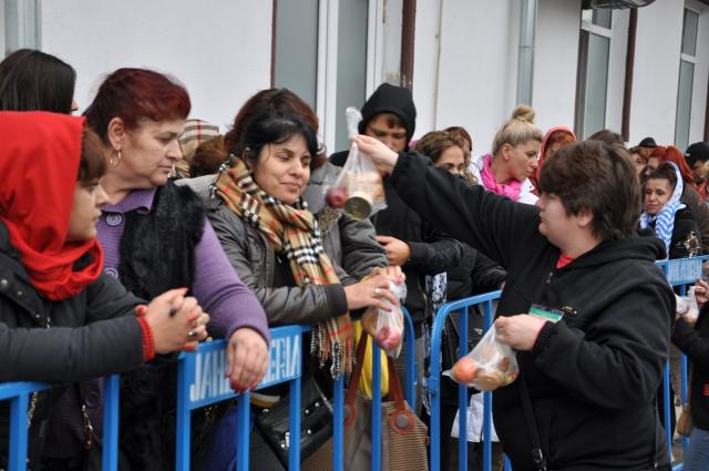 Daruri pentru pelerinii care aşteaptă la rândul Cuvioasei