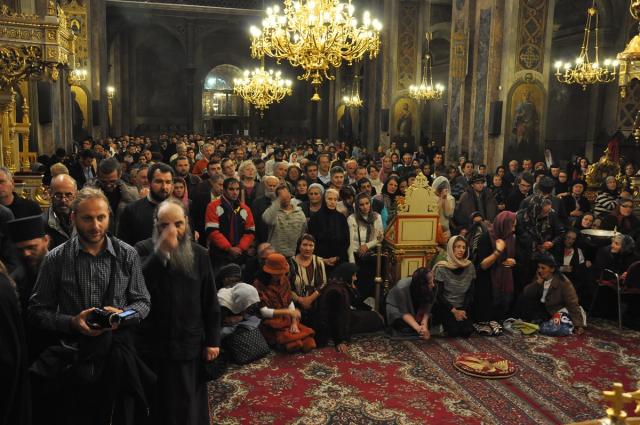 Sfânta Parascheva, sărbătorită în miez de noapte