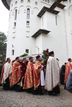 Preotul Vasile Nuţu a fost condus pe ultimul drum