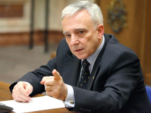Isărescu îndeamnă românii să aibă încredere în sistemul bancar românesc