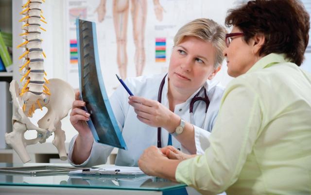 Un milion de femei și bărbați sunt diagnosticați cu osteoporoză, în România