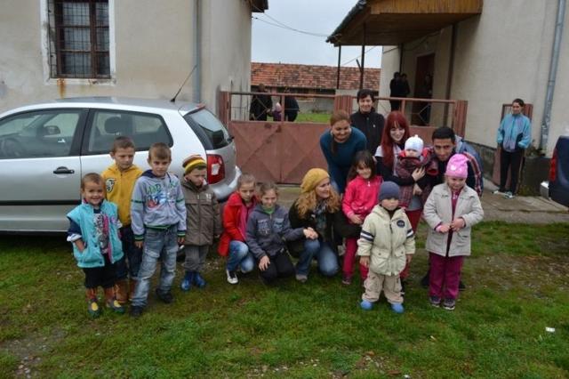 Rechizite și haine pentru elevii din Sălbăgelu Nou, Caransebeș