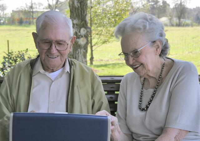 Activitatea profesională până la o vârstă înaintată poate reduce riscul de demenţă senilă