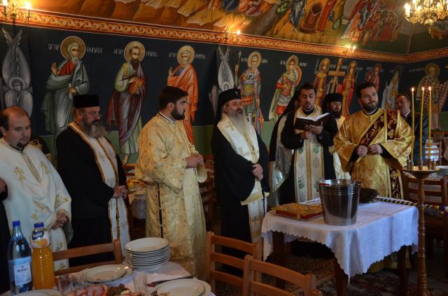 Sfântă Liturghie arhierească și sfințire de casă-praznicar, la parohia Ruseni 1
