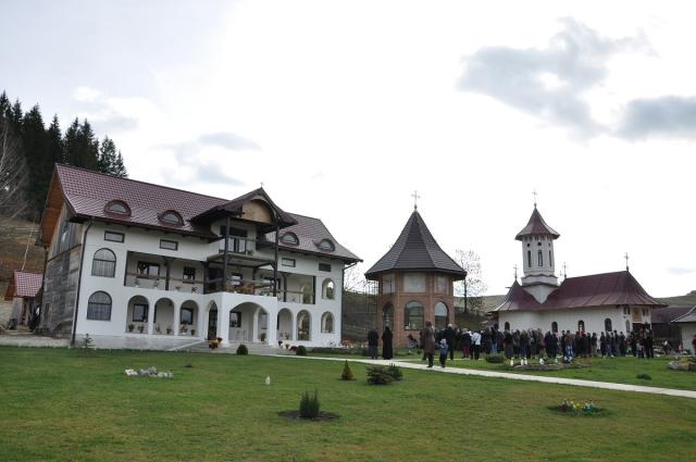 Liturghie arhierească la Mănăstirea Secrieş-Moldoviţa