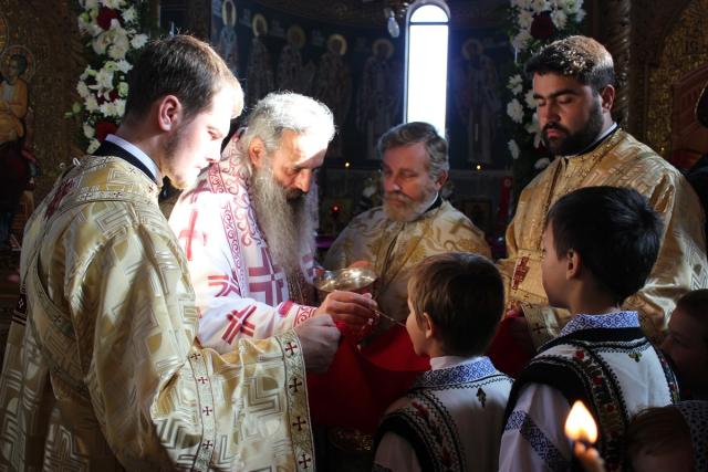 IPS Teofan: „Sfântul Ierarh Nectarie a devenit puternic prin suferinţă”