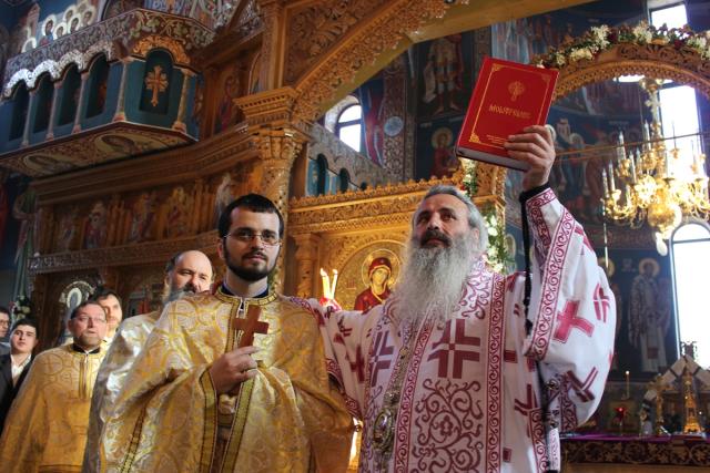 IPS Teofan: „Sfântul Ierarh Nectarie a devenit puternic prin suferinţă”