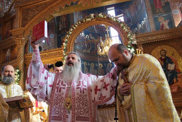 IPS Teofan: „Sfântul Ierarh Nectarie a devenit puternic prin suferinţă”