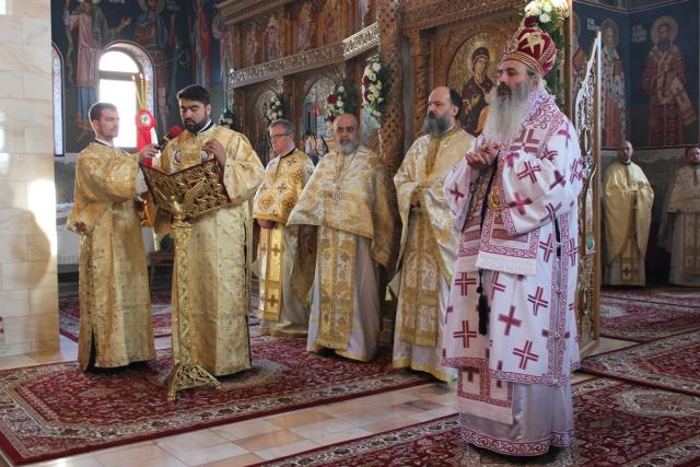 IPS Teofan: „Sfântul Ierarh Nectarie a devenit puternic prin suferinţă”