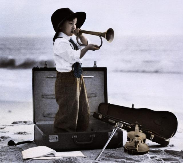 Studiul instrumentelor muzicale în copilărie ajută auzul