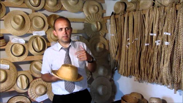 Muzeul pălăriilor de paie din România, în localitatea Crişeni