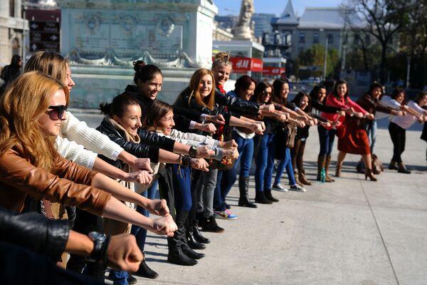 UNIFEST, deschis cu un flashmob în Piaţa Universităţii