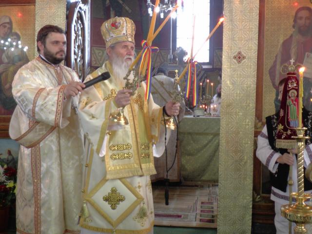 Liturghie arhierească în parohia Horodnic de Sus
