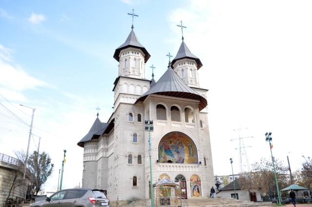 Micii pictori de la Biserica Sfântului Nectarie