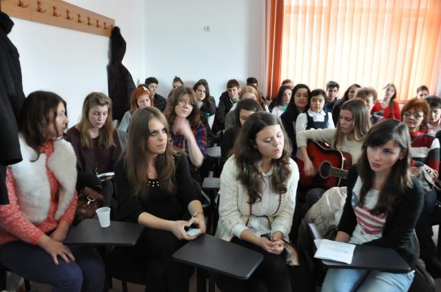 "Naşterea Domnului, prilej de bucurie pentru creştini"