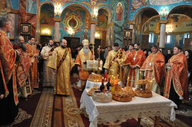 IPS Teodosie a slujit Sfânta Liturghie la Gura Humorului