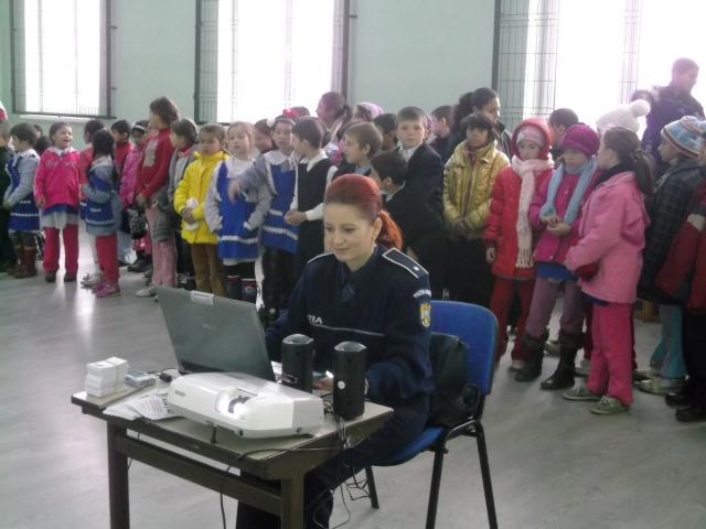 "Ucenicii lui Moș Nicolae" au ajuns la copiii din Săvineşti