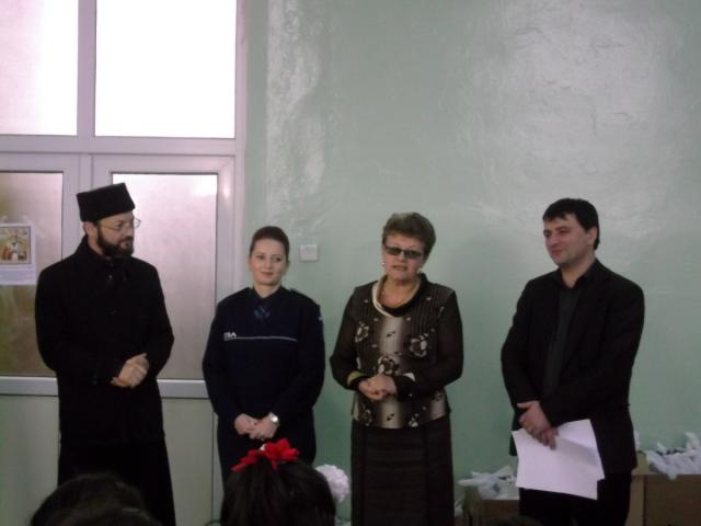 "Ucenicii lui Moș Nicolae" au ajuns la copiii din Săvineşti