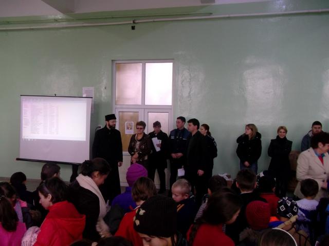 "Ucenicii lui Moș Nicolae" au ajuns la copiii din Săvineşti