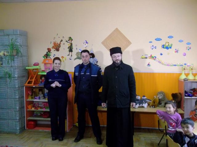 "Ucenicii lui Moș Nicolae" au ajuns la copiii din Săvineşti
