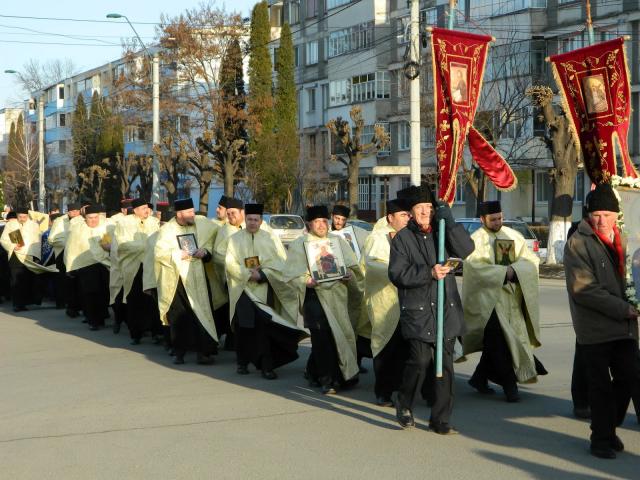 Procesiune închinată Sfântului Nicolae la Oneşti