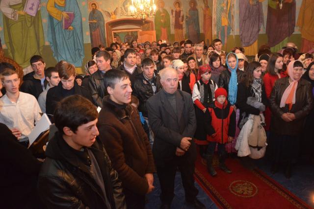 Sfânta Liturghie şi slujba Botezului oficiate de IPS Mitropolit Teofan în Protopopiatul Săveni