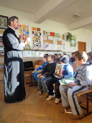 Parteneriat educaţional între Şcoala Gimnazială Nr. 1 - Dumbrava Roşie şi parohia Izvoare