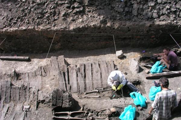 Ruinele unei biserici și un cimitir medieval au fost descoperite de către arheologi în centrul Timișoarei