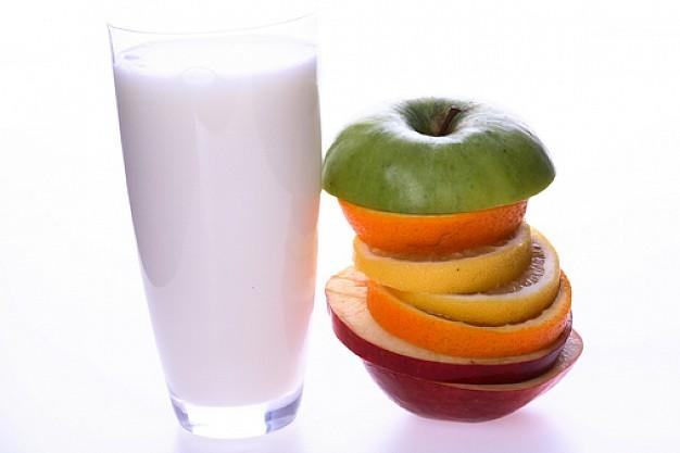 Comisia Europeană propune comasarea programelor de distribuire a laptelui și a consumului de fructe în școli