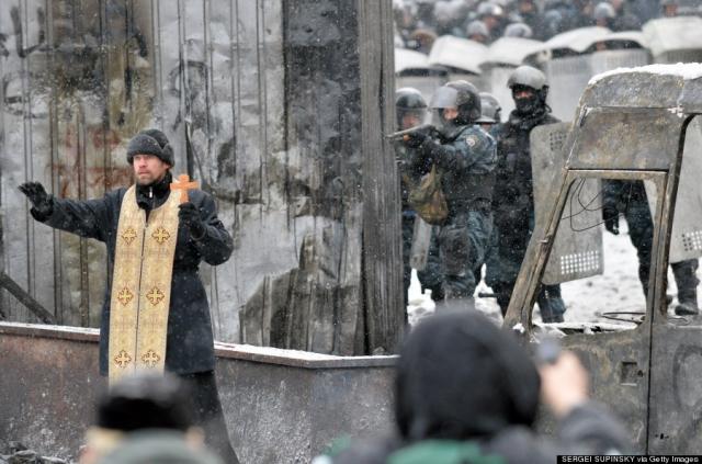 În Ucraina, Guvernul amenință cu interzicerea rugăciunilor în cadrul protestelor